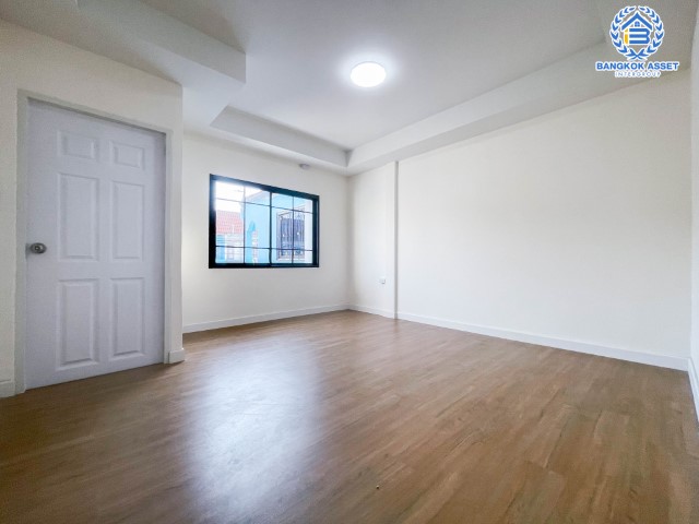 *****ทาวน์เฮ้าส์มือสองนนทบุรี ม.บัวทอง3 กาญจนาภิเษก เนื้อที่มากถึง 20 ตร.ว. ฟังก์ชัน 3 ห้องนอน 2 ห้องน้ำ 2 ที่จอดรถ บ้านรีโนเวทใหม่ พร้อมเข้าอยู่ บนทำเลเดินทางสะดวก ติดรถไฟฟ้าสายสีม่วง "สถานีคลองบางไผ่" ใกล้เซ็นทรัลเวสต์เกต ห้ามพลาด!